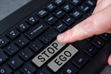 Téléchargez les photos : Signe d'écriture Stop Ego, Word for Control votre obsession d'une décision ou d'un événement ou quoi que ce soit - en image libre de droit