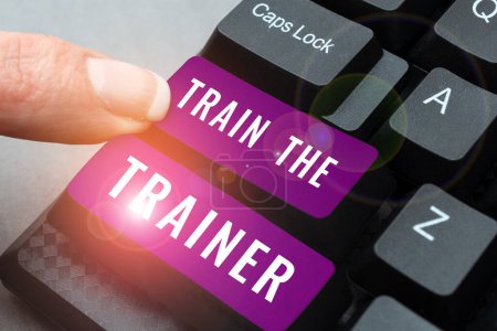 Foto de Señal de texto que muestra Train The Trainer, Concepto de negocio identificado para enseñar mentor o entrenar a otros que asisten a clase - Imagen libre de derechos
