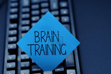Foto de Signo que muestra entrenamiento cerebral, concepto que significa actividades mentales para mantener o mejorar las habilidades cognitivas - Imagen libre de derechos