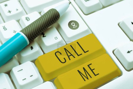 Foto de Texto que muestra inspiración Call Me, Concepto de negocio Pedir comunicación por teléfono para hablar de algo - Imagen libre de derechos