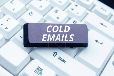Téléchargez les photos : Légende conceptuelle Cold Emails, Word Écrit sur un courriel non sollicité envoyé à un destinataire sans contact préalable - en image libre de droit