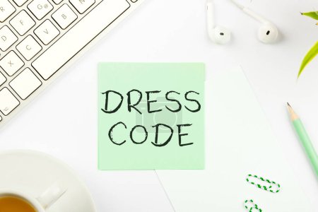 Foto de Texto título de la presentación de código de vestimenta, escaparate de negocios una forma aceptada de vestir para una ocasión o grupo en particular - Imagen libre de derechos