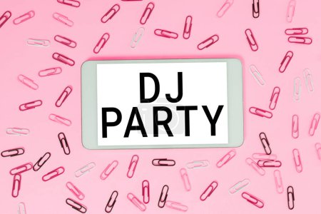 Foto de Texto de escritura Dj Party, Concepto que significa persona que introduce y reproduce música popular grabada en la radio - Imagen libre de derechos