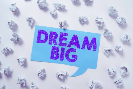 Téléchargez les photos : Texte manuscrit Dream Big, Internet Concept Pour penser à quelque chose de haute valeur que vous voulez atteindre - en image libre de droit