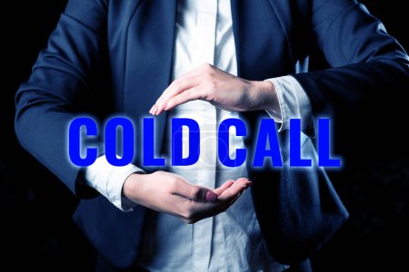 Foto de Texto que presenta Cold Call, Palabra escrita en una llamada no solicitada hecha por alguien que intenta vender bienes o servicios - Imagen libre de derechos