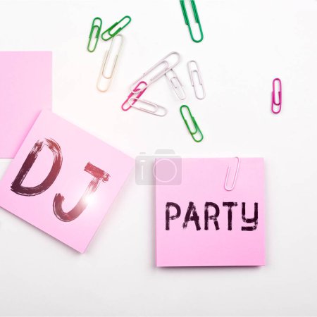 Foto de Inspiración mostrando el signo Dj Party, Palabra escrita en persona que introduce y reproduce música popular grabada en la radio - Imagen libre de derechos