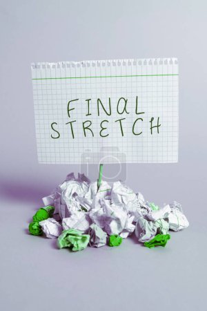 Foto de Inspiración mostrando signo Final Stretch, concepto de negocio Última pierna Final Ronda Final Final Año ender - Imagen libre de derechos