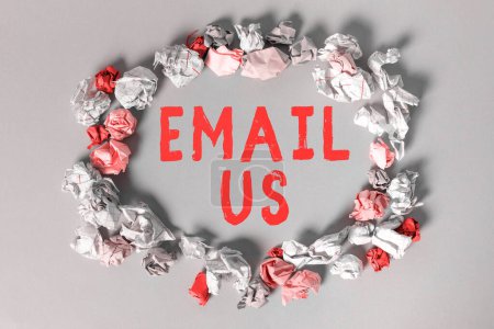 Téléchargez les photos : Affichage conceptuel Email Us, Business concept Envoi d'un message publicitaire à un groupe de personnes utilisant le courrier - en image libre de droit