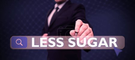 Téléchargez les photos : Légende conceptuelle Moins de sucre, Mot écrit sur Moins de volume de douceur dans tout aliment ou boisson que nous mangeons - en image libre de droit
