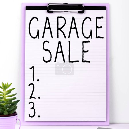 Téléchargez les photos : Légende textuelle présentant la vente de garage, approche d'affaires vente d'articles ménagers divers souvent détenus dans le garage - en image libre de droit