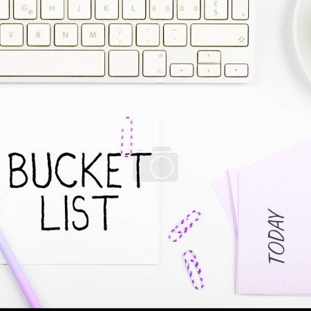 Foto de Conceptual caption Bucket List, Business muestra una lista de las cosas que a una persona le gustaría hacer o lograr - Imagen libre de derechos
