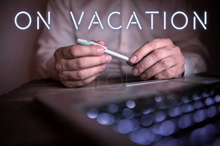 Téléchargez les photos : Légende conceptuelle En vacances, Aperçu de la période d'affaires passée loin de chez soi ou au travail dans les voyages ou les loisirs - en image libre de droit