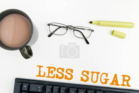 Téléchargez les photos : Écrire en affichant le texte Moins de sucre, Photo conceptuelle Faible volume de douceur dans tous les aliments ou boissons que nous mangeons - en image libre de droit