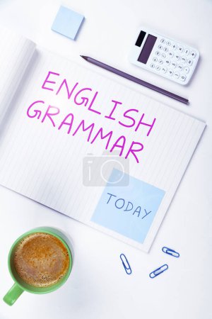Téléchargez les photos : Affichage de signes Grammaire anglaise, Les cours de vitrine d'affaires couvrent tous les niveaux de parler et d'écrire en anglais - en image libre de droit