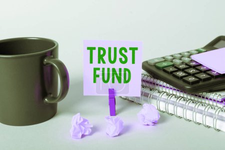 Foto de Firma de texto que muestra el Fondo Fiduciario, Word Escrito en dinero que está en poder de los fideicomisarios para los beneficiarios - Imagen libre de derechos