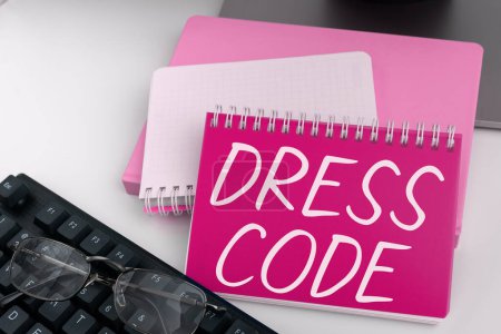 Foto de Signo de texto que muestra el código de vestimenta, idea de negocio una forma aceptada de vestir para una ocasión o grupo en particular - Imagen libre de derechos