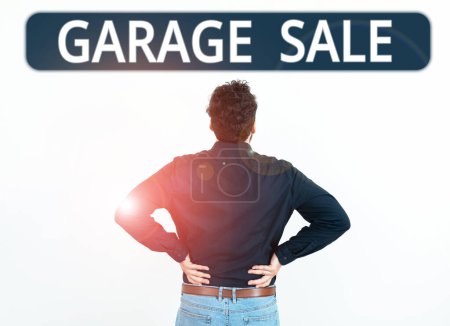Téléchargez les photos : Pancarte affichant la vente de garage, mot pour la vente d'articles ménagers divers souvent détenus dans le garage - en image libre de droit