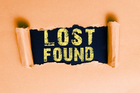 Téléchargez les photos : Inspiration montrant le signe Lost Found, vitrine d'affaires choses qui sont laissées derrière et peuvent récupérer au propriétaire - en image libre de droit