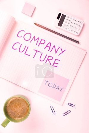 Foto de Señal que muestra la cultura de la empresa, Palabra para el medio ambiente y elementos en los que los empleados trabajan - Imagen libre de derechos