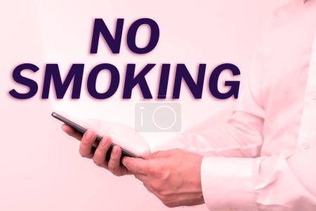 Foto de Letrero de escritura a mano No Fumar, La palabra para usar tabaco está prohibida en este lugar - Imagen libre de derechos