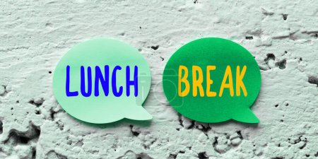 Téléchargez les photos : Légende textuelle présentant Pause déjeuner, mot pour mot quand une personne cesse de travailler ou d'étudier pour déjeuner - en image libre de droit