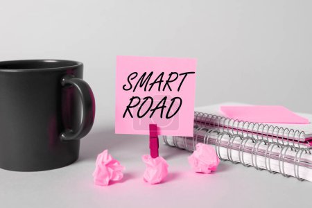 Foto de Escribir mostrando texto Smart Road, Visión general del negocio número de diferentes maneras en que las tecnologías se incorporan a las carreteras - Imagen libre de derechos