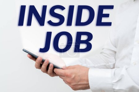 Foto de Signo de texto que muestra Inside Job, Word Escrito con la ayuda de alguien en una posición dentro de una organización o grupo - Imagen libre de derechos
