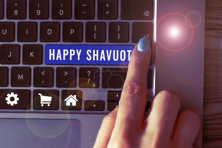 Téléchargez les photos : Ecriture manuscrite Happy Shavuot, Internet Concept Fête juive commémorant la révélation des Dix Commandements - en image libre de droit