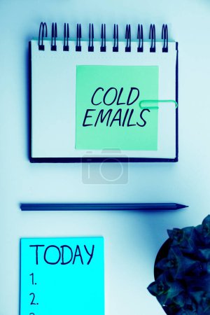 Foto de Señal de escritura a mano Emails fríos, idea de negocio email no solicitado enviado a un receptor sin contacto previo - Imagen libre de derechos