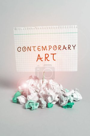 Foto de Signo de texto que muestra Arte Contemporáneo, Idea de negocios hecha hoy por artistas vivos influenciados por el mundo en progreso - Imagen libre de derechos