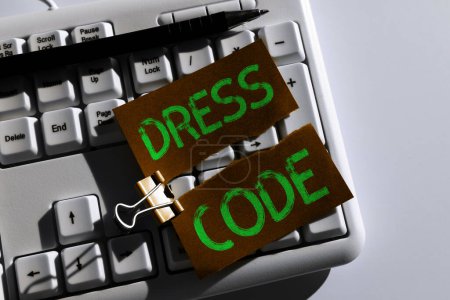 Foto de Texto a mano Código de vestimenta, Visión general de la empresa una forma aceptada de vestir para una ocasión o grupo en particular - Imagen libre de derechos