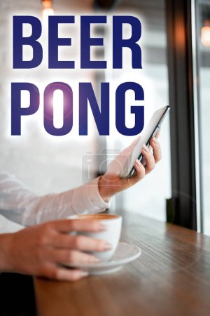 Téléchargez les photos : Légende conceptuelle Beer Pong, Business concept un jeu avec un ensemble de tasses contenant de la bière et rebondir ou lancer une balle de ping-pong - en image libre de droit