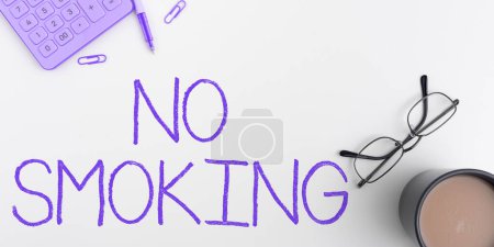 Foto de Texto título presentando No Smoking, Concepto significado usar tabaco está prohibido en este lugar - Imagen libre de derechos