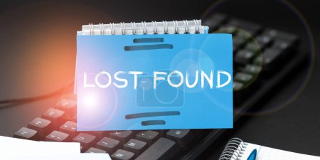 Téléchargez les photos : Texte manuscrit Lost Found, Business showcase Ce qui est laissé derrière et peut être récupéré par le propriétaire - en image libre de droit