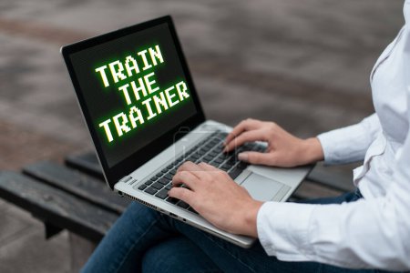 Foto de Texto que presenta Train The Trainer, foto conceptual identificada para enseñar mentor o entrenar a otros que asisten a clase - Imagen libre de derechos