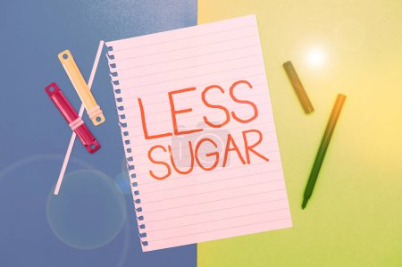 Foto de Señal que muestra menos azúcar, enfoque de negocios Menor volumen de dulzura en cualquier alimento o bebida que comemos - Imagen libre de derechos