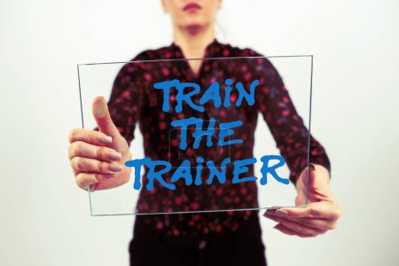 Foto de Texto que muestra inspiración Tren El Entrenador, Enfoque de negocios identificado para enseñar mentor o entrenar a otros asisten a clase - Imagen libre de derechos