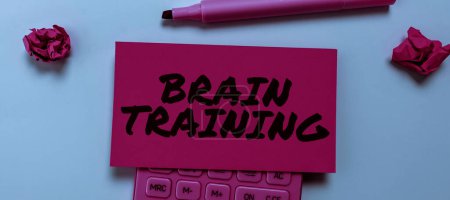 Foto de Texto que presenta Brain Training, Palabra para actividades mentales para mantener o mejorar las habilidades cognitivas - Imagen libre de derechos