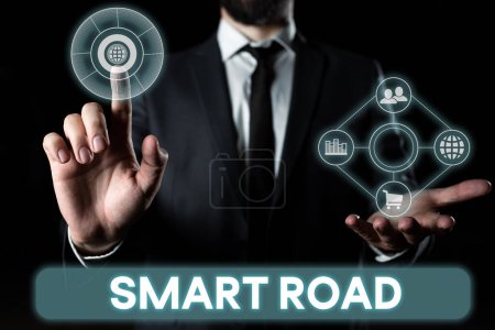 Foto de Señal de texto que muestra Smart Road, Internet Concept número de diferentes maneras en que las tecnologías se incorporan a las carreteras - Imagen libre de derechos