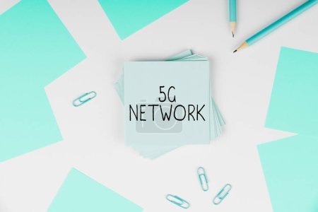 Foto de Conceptual caption 5G Network, El enfoque empresarial aumenta en gran medida la velocidad y la capacidad de respuesta de la red inalámbrica - Imagen libre de derechos