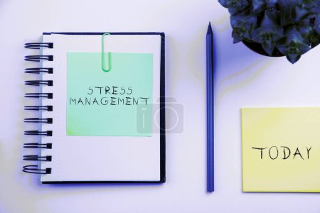 Foto de Escritura a mano de texto Gestión del estrés, Idea de negocios aprendizaje formas de comportarse y pensar que reducen el estrés - Imagen libre de derechos