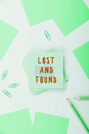 Téléchargez les photos : Légende conceptuelle Lost And Found, Vitrine d'affaires Lieu où vous pouvez trouver des choses oubliées Service de recherche - en image libre de droit
