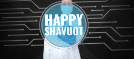 Foto de Inspiración mostrando signo Happy Shavuot, Concepto que significa fiesta judía conmemorando la revelación de los Diez Mandamientos - Imagen libre de derechos