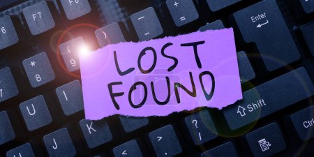 Téléchargez les photos : Inspiration montrant le signe Lost Found, Concept signifiant les choses qui sont laissées derrière et peuvent récupérer au propriétaire - en image libre de droit