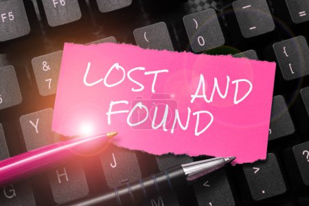 Téléchargez les photos : Légende conceptuelle Lost And Found, Word for Place où vous pouvez trouver des choses oubliées Service de recherche - en image libre de droit