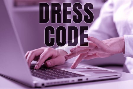Foto de Texto título presentando Código de vestimenta, foto conceptual una forma aceptada de vestir para una ocasión o grupo en particular - Imagen libre de derechos