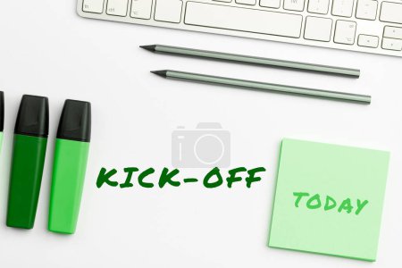 Konzeptionelle Anzeige Kick Off, Business Schaufensterstart oder Wiederaufnahme eines Fußballspiels, in dem der Spieler Ball kickt