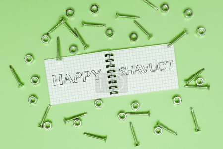 Téléchargez les photos : Signe d'écriture Happy Shavuot, Business vitrine fête juive commémorant la révélation des Dix Commandements - en image libre de droit