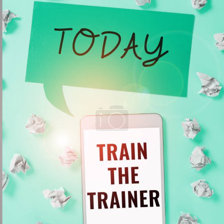 Foto de Letrero que muestra Train The Trainer, palabra identificada para enseñar mentor o entrenar a otros que asisten a clase - Imagen libre de derechos