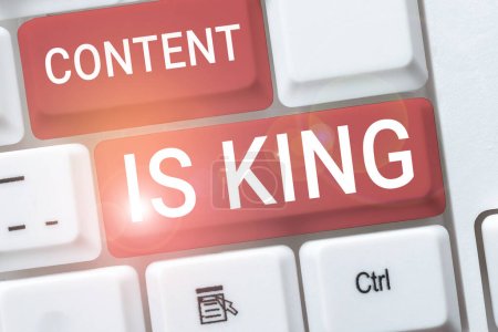 Foto de Escribir mostrando texto El contenido es el rey, idea de negocio El contenido es el corazón de las estrategias de marketing actuales - Imagen libre de derechos